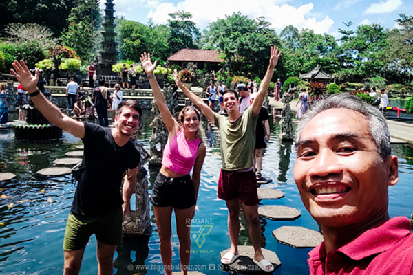 ubud taxi driver service in ubud bali for one day trip and and tour include air port pick up and drop and swing at tegalalang rice terrace then go to tirta empul hollywater temple then handara gate and tirtagangga water pallace with tegenungan waterfall and tamansari waterfall