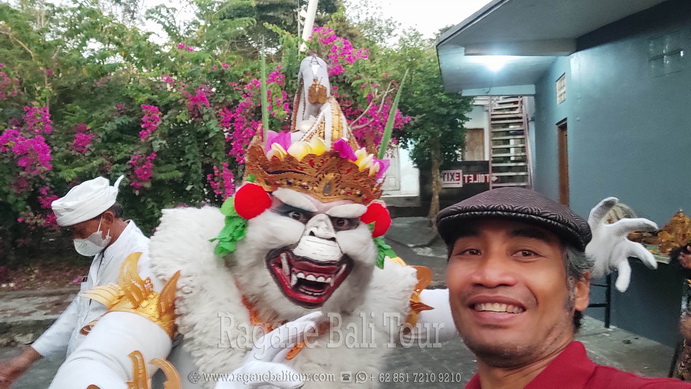 ubud taxi driver service in ubud bali for one day trip and and tour include air port pick up and drop and swing at tegalalang rice terrace then go to tirta empul hollywater temple then handara gate and tirtagangga water pallace with tegenungan waterfall and tamansari waterfall