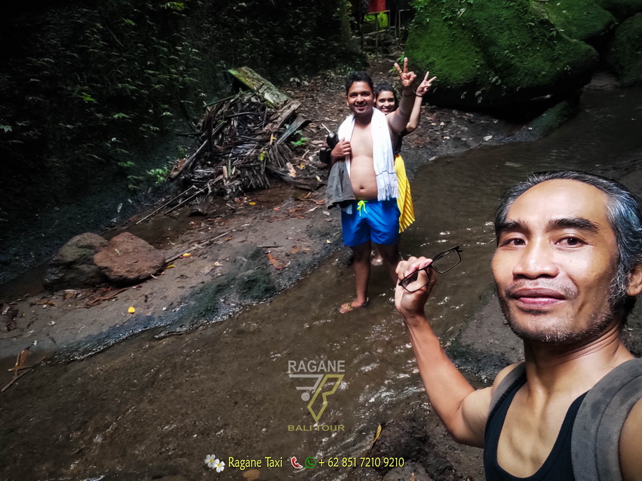 ubud private taxi driver for one day trip and tour with ragane taxi to tukad cepung waterfall