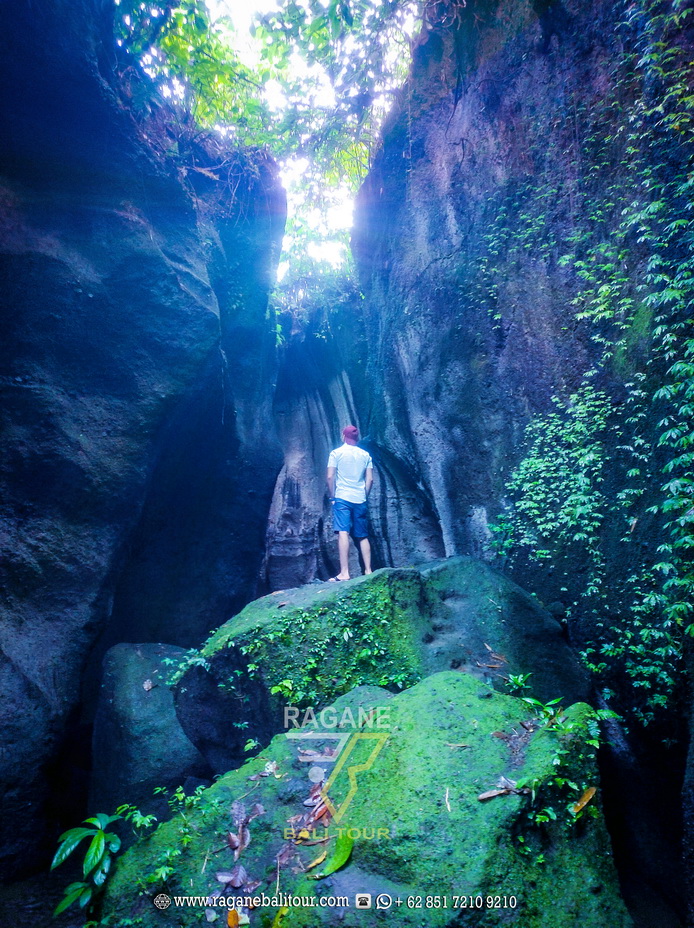 ubud private taxi driver for one day trip and tour with ragane taxi to tukad cepung waterfall