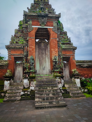 ubud taxi service and ubud private driver for one day trip and and tour go to taman ayun temple