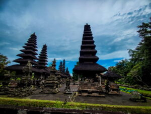 ubud taxi service and ubud private driver for one day trip and and tour go to taman ayun temple