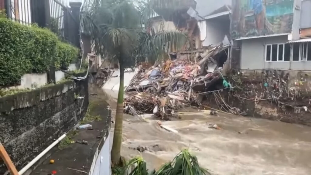 go with ubud taxi to avoid bali flood 2025