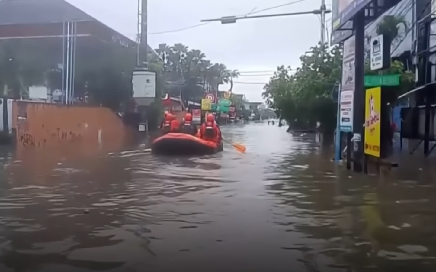 go with ubud taxi to avoid bali flood 2025